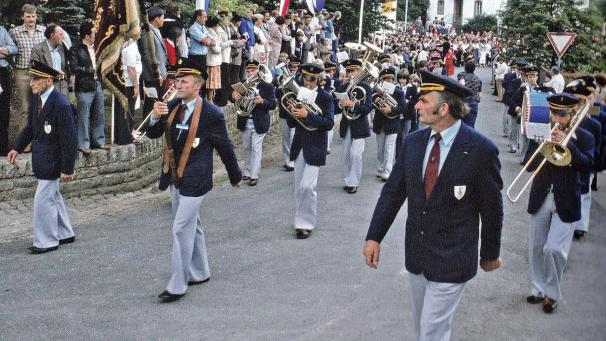 <p>Ein Bild aus alten Tagen: 1979 gastierte der Kgl. Musikverein „Heimatklang“ Schoppen-Möderscheid in Meisburg.</p>
