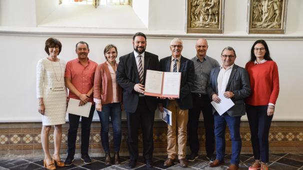 <p>Die Direktoren der ostbelgischen Sekundarschulen nach der Unterzeichnung des Vertrags</p>