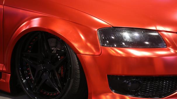 <p>Satte Farbe statt Einheitsgrau: Mit einer Folie lässt sich die Karosserie des Autos extravagant gestalten, ohne das man bei einem Wiederverkauf Einbußen fürchten muss - dann wird sie einfach abgezogen.</p>