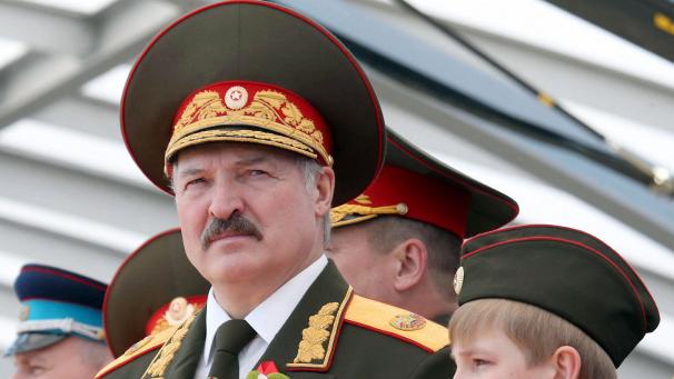 <p>Überstanden hat Alexander Lukaschenko in einem Vierteljahrhundert an der Macht viel, darunter Sanktionen des Westens wegen des einst gewaltsamen Vorgehens gegen Oppositionelle.</p>