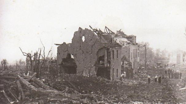 <p>Bilanz der Explosion: 237 zerstörte Häuser und 1.000 Obdachlose.</p>