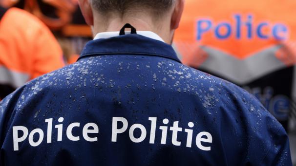 <p>Die Polizei hat große Schwierigkeiten bei der Räumung des Geländes.</p>