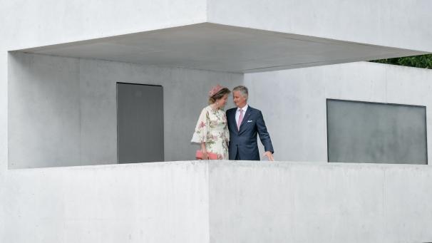 <p>König Philippe und Königin Mathilde stehen bei einem Besuch der Meisterhäuser von Bauhausgründer Walter Gropius auf einem Balkon in dieser Wohnsiedlung. Das Königspaar besucht bei einer zweitägigen Reise Thüringen und Sachsen-Anhalt.</p>