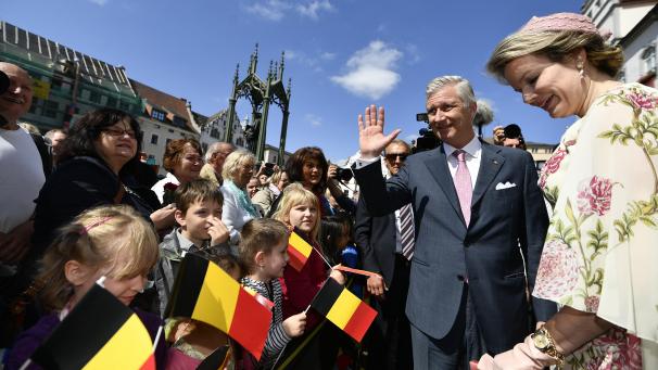 <p>Das Königspaar genoss sichtlich die Nähe der wartenden Menschen vor dem Rathaus in Wittenberg: bei strahlendem Sonnenschein</p>