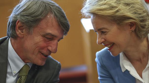 <p>Ursula von der Leyen spricht mit David-Maria Sassoli, Mitglied der Demokratischen Partei in Italien und neu gewählter Präsident des EU-Parlaments, während eines Treffens im EU-Parlament. Von der Leyen äußert sich am Mittwoch erstmals öffentlich über Pläne und Ziele im Fall ihrer Wahl zur Präsidentin der Europäischen Kommission.</p>