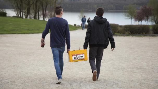 <p>Eine Erhöhung der Mindestaltersgrenze könnte dazu führen, dass Jugendliche erst später in ihrer Jugendzeit mit dem Konsum von Alkohol experimentieren, denkt Gesundheitsminister Antonios Antoniadis.</p>
