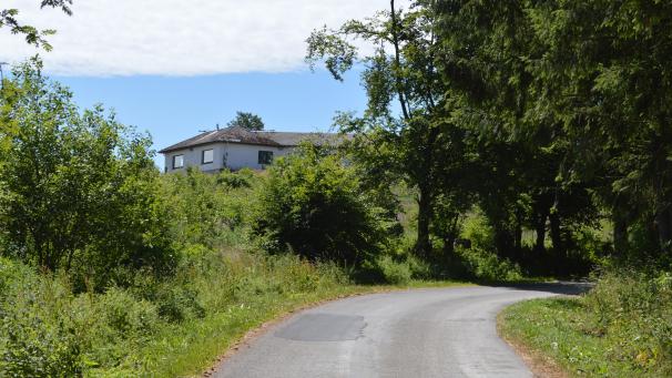 <p>Das Haus auf dem früheren Anwesen Krumpen soll abgerissen werden und Platz für 12 Einfamilienhäuser machen.</p>