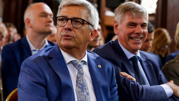 <p>Kris Van Dijck (vorne) beim Festakt im Brüsseler Rathaus. Wenige Stunden später trat er zurück. Seine Nachfolge als Parlamentspräsident trat Filip Dewinter (r.) an.</p>