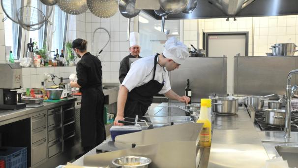 <p>Das ZAWM Eupen und die IHK Aachen organisierten erstmals einen gemeinsamen Meisterkurs zum Restaurateur bzw. Küchenmeister. Erster Absolvent ist Nicolas Schröder aus Mirfeld.</p>