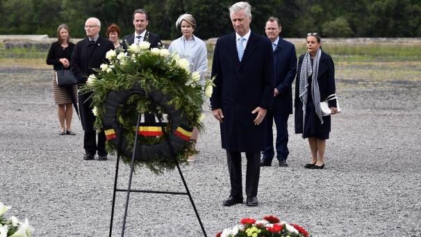 <p>Der bewegendste Moment einer beeindruckenden Reise: König Philippe verneigt sich vor den Opfern des KZ Buchenwald. Im Hintergrund Königin Mathilde und die Ministerpräsidenten Paasch und Ramelow.</p>