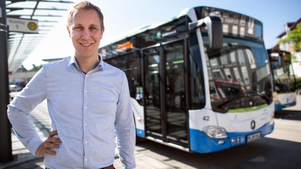<p>Daniel Zimmermann, Bürgermeister von Monheim, steht am Busbahnhof. Die Stadt Monheim will einen Gratis-Busverkehr einführen.</p>