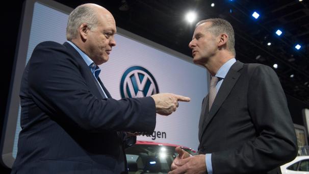 <p>Jim Hackett (l.), Vorstandsvorsitzender von Ford, und Herbert Diess, Vorstandsvorsitzender von VW, wollen die Kräfte bündeln.</p>