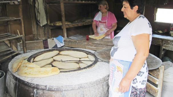 <p>Die kleinen Brotlaibe schmecken frisch aus dem Ofen am allerbesten. Auch zu Wein und Käse wird Mamas Brot oft gereicht.</p>