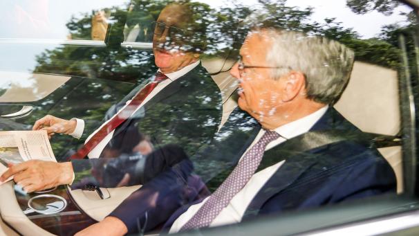 <p>Reynders (r.) und Vande Lanotte treffen am Palais ein.</p>