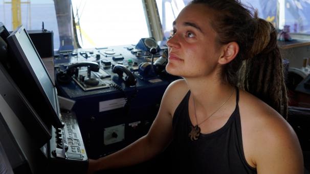 <p>Carola Rackete, deutsche Kapitänin der „Sea-Watch 3“, aufgenommen an Bord des Rettungschiffs.</p>