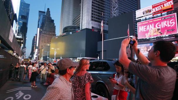 <p>Die berühmten Bildschirme am Times Square blieben aufgrund eines Stromausfall schwarz.</p>