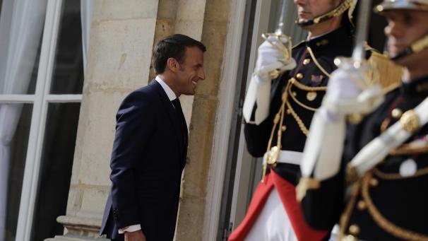 <p>Am Vorabend der Feierlichkeiten kündige Frnkreichs Präsident Emmanuel Macron – hier beim Betreten des Verteidigungsministeriums – den Aufbau eines militärischen Weltraumkommandos an.</p>