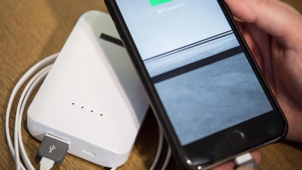 <p>Keine Steckdose zu finden? Eine Powerbank versorgt das Smartphone auf Reisen mit neuer Energie.</p>