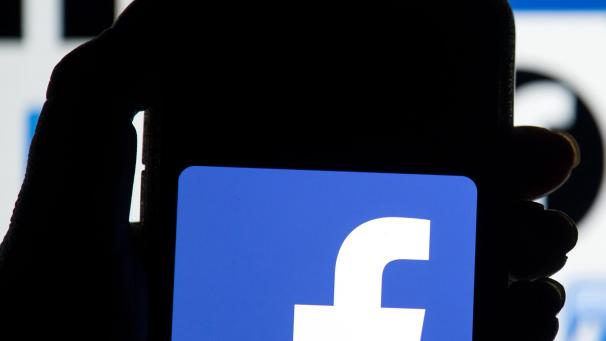 <p>Der Cambridge-Analytica-Skandal kommt Facebook wohl teuer zu stehen.</p>