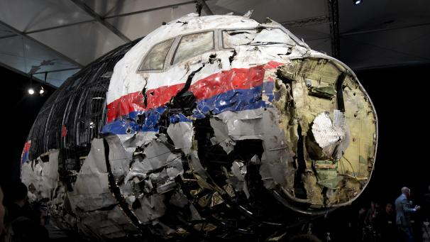 <p>Die aus Trümmern wieder zusammen gesetzte Boeing 777, die als Flug MH17 über der Ukraine abgeschossen wurde.</p>