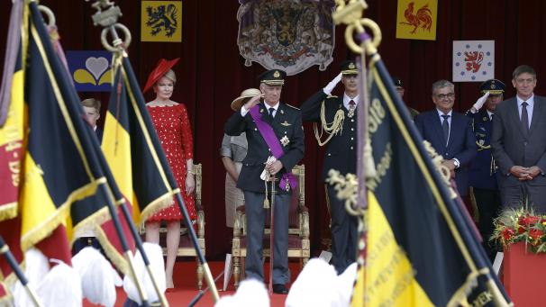 <p>Traditionelle Parade vor der Ehrentribüne mit dem Königspaar.</p>