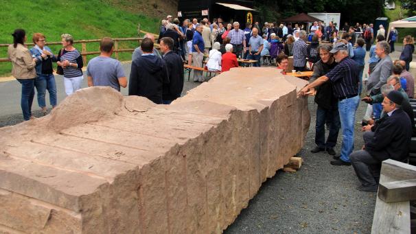 <p>Dieser Sandstein aus der Südeifel wiegt 15,5 Tonnen.</p>