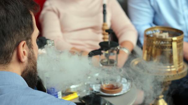 <p>Der österreichische Nationalrat hat in Wien beschlossen, dass in Österreich von November an in Gaststätten nicht mehr geraucht werden darf. Das Verbot gilt auch für Shishas und E-Zigaretten.</p>