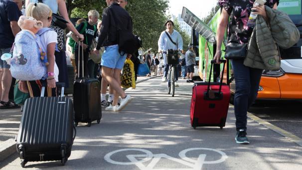 <p>Wer im Fernbus in Kopenhagen ankommt, wird von den vielen Einheimischen, die mit dem Fahrrad unterwegs sind, als Ärgernis empfunden. Die Busreisenden müssen nämlich auf einem Fahrradweg aussteigen.</p>
