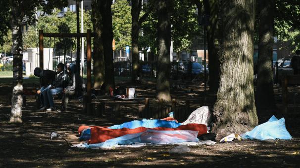<p>Maximilianpark in Brüssel im Jahr 2018: Ein Ort, an dem viele illegal eingewanderte Migranten sich treffen und schlafen.</p>