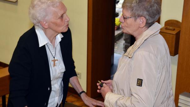 <p>Generaloberin Schwester Marianne nach der Abschlussandacht im Gespräch mit der Bischöflichen Delegierten Fina Keifens.</p>