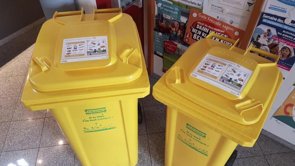 <p>Gelbe Tonnen für Altpapier und -karton. Die Bürger können zwischen dem Standardmodell (140 Liter, rechts) und der größeren Variante (240 Liter) wählen.</p>