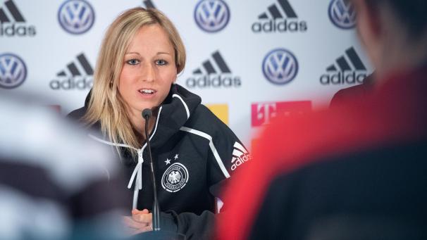 <p>Kathy Hendrich stand während der Weltmeisterschaft in Frankreich der Weltpresse Rede und Antwort.</p>