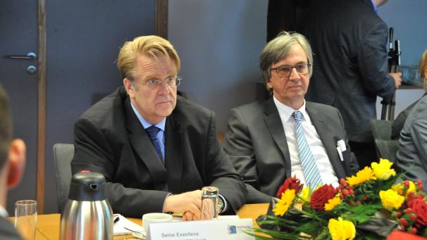<p>Am Montag besuchten die Botschafter der Bundesrepublik Deutschland im Königreich Belgien, Martin Kotthaus (links), und im Königreich der Niederlande, Dirk Brengelmann (rechts), die Euregio Maas-Rhein und machten dabei auch Halt in Eupen.</p>