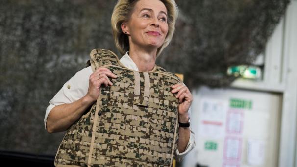 <p>Bundesverteidigungsminister Ursula von der Leyen - hier mit einer Splitterschutzweste beim Truppenbesuch in Afghanistan - hat ihren Rücktritt als Ministerin angekündigt.</p>