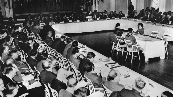 <p>29.06.1944, USA, Bretton Woods: Die Währungs- und Finanzkonferenz unter Leitung des US-Amerikaners Harry Dexter White und des britischen Ökonomen John Maynard Keynes begründete das heutige Weltwirtschaftssystem.</p>