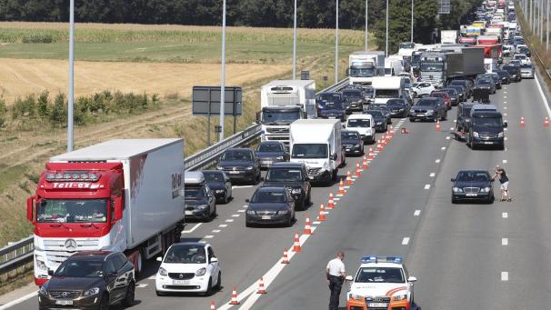 <p>Staubildung nach einem Unfall auf der Autobahn E19</p>
