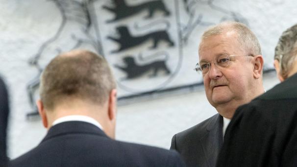 <p>Der ehemalige Vorstandsvorsitzende der Porsche Automobil Holding SE, Wendelin Wiedeking (Mitte), steht zum Auftakt des Prozesses im Landgericht in Stuttgart.</p>