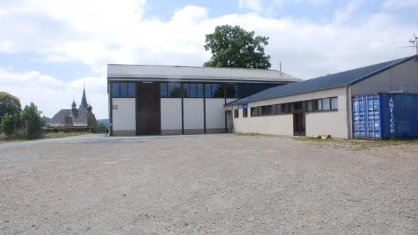 <p>Der Platz vor dem Sport- und Kulturkomplex „Op de Millewääch“ soll so neugestaltet werden, dass dort auch zukünftig noch Feste organisiert bzw. ein Festzelt errichtet werden kann.</p>