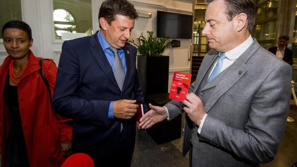 <p>Bart De Wever (r.) und Sozialistenchef John Crombez.</p>