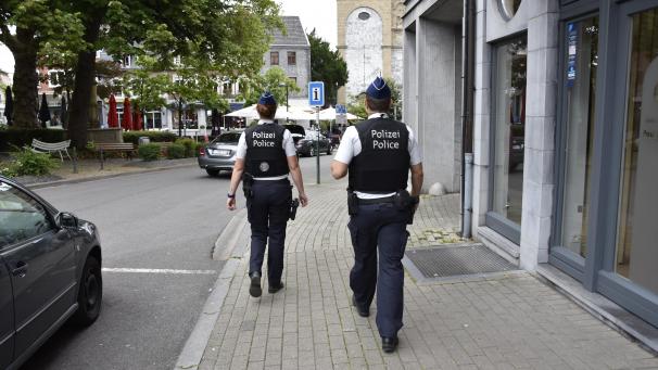 <p>Fast täglich ist im Eupener Stadtzentrum die so genannte Fußstreife der Polizei unterwegs. Die Beamten schauen nach dem Rechten und sind gleichzeitig Ansprechpartner für die Bürger.</p>