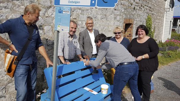 <p>Verantwortliche der ÖKLE aus Raeren und Lontzen sowie Projektleiterin Claudia Schmitz (2.v.r.) freuen sich, wenn Unternehmen wie nmc (Geschäftsführer Hubert Bosten, 3.v.l.) das Projekt Mitfahrbank unterstützen.</p>
