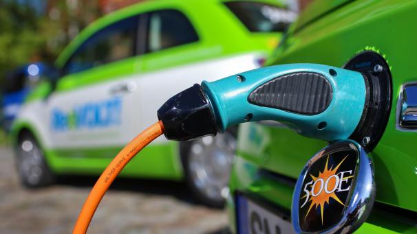 <p>Seit einer Woche wird das Mirafiori-Werk in Turin für die Herstellung eines Fiat-500-E-Autos umgebaut.</p>
