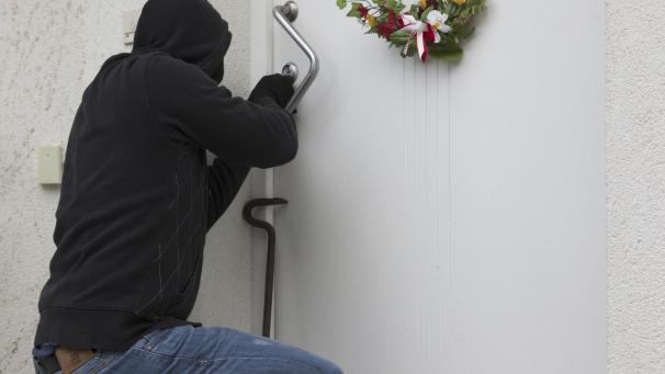 <p>Während Mutter und Tochter im Auto warteten, brachen Sohn und Schwiegersohn ein.</p>