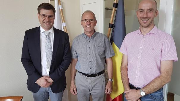 <p>Raerens Bürgermeister Erwin Güsting zwischen dem scheidenden Generaldirektor Bernd Lentz (r.) und dessen Nachfolger Pascal Neumann. Alle Beteiligten an dem Wechselspiel unterstreichen die gute Zusammenarbeit zwischen den Gemeinden Eupen, Raeren und Lontzen.</p>