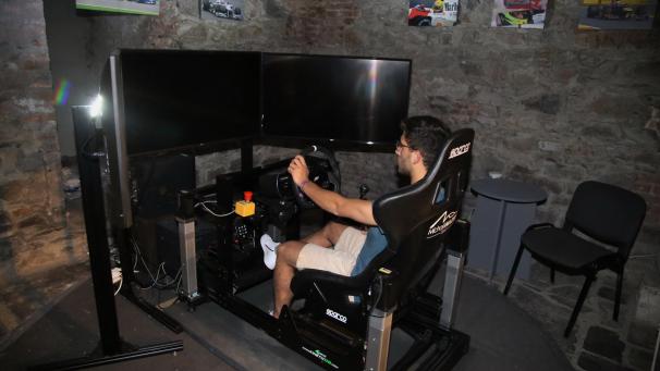 <p>Der Rennsimulator in der Abtei Stavelot dürfte nicht nur Motorsportfans begeistern.</p>
