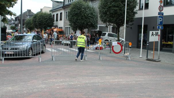 <p>Nicht zuletzt dank der vielen freiwilligen Helfer und des ausgereiften Sicherheitskonzepts ist es beim St.Vither Trödelmarkt noch nie zu ernsthaften Zwischenfällen gekommen.</p>