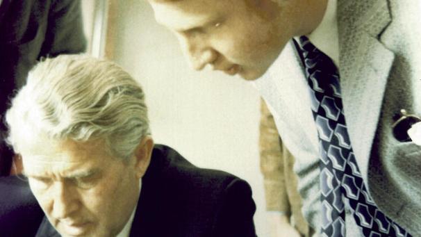 <p>Als Sieger eines Wettbewerbs der Raiffeisenbank weilte der Abiturient Karl-Heinz Lambertz (r.) drei Wochen in den USA, wo er Wernher von Braun (l.) traf.</p>