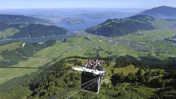 <p>Die 27 Passagiere, die sich in den beiden offenen Kabinen befanden, wurden mit einem Notsystem an die Zielstationen gefahren.</p>