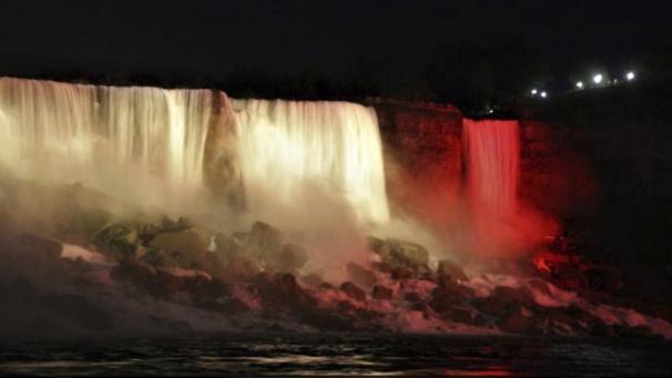 <p>Die schwarze Nacht, dazu gelb und rot. Die Niagara-Fälle ganz „belgisch“. Foto: Le Soir / Ulle Baum</p>