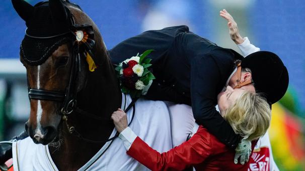 <p>Ursula von der Leyen, designierte EU-Kommissionspräsidentin, gratuliert bei der Siegerehrung für den Grand Prix Special der deutschen Dressurreiterin Isabell Werth.</p>